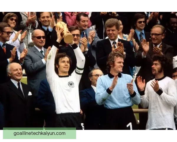 贝肯鲍尔足球历史贡献：开创自由人战术并推动现代足球发展